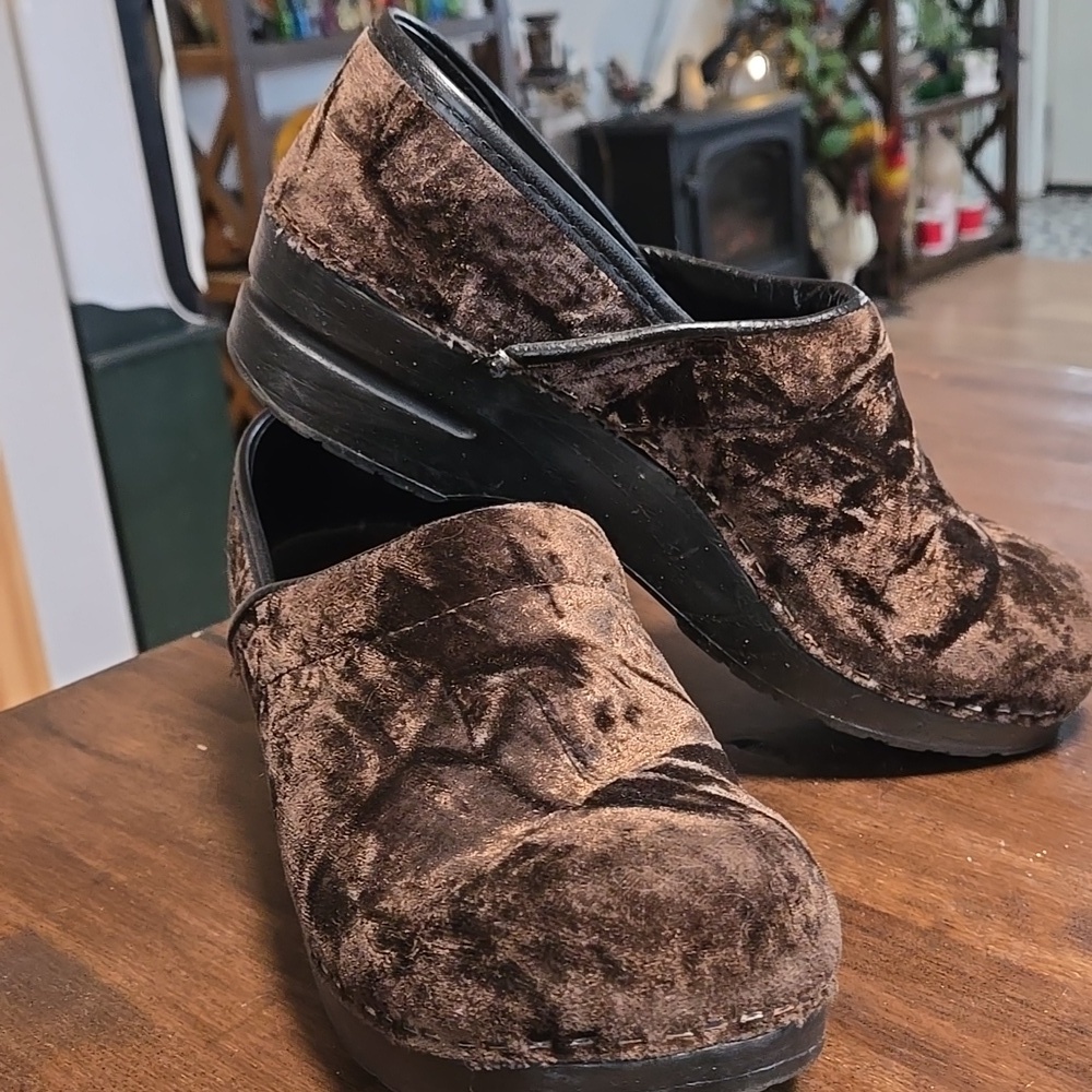 Dansko Brown Velvet Women's Professinal Clogs Size 39 - Picture 2 of 8